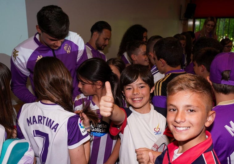 Pupitres blancos y violetas para reforzar al Pucela